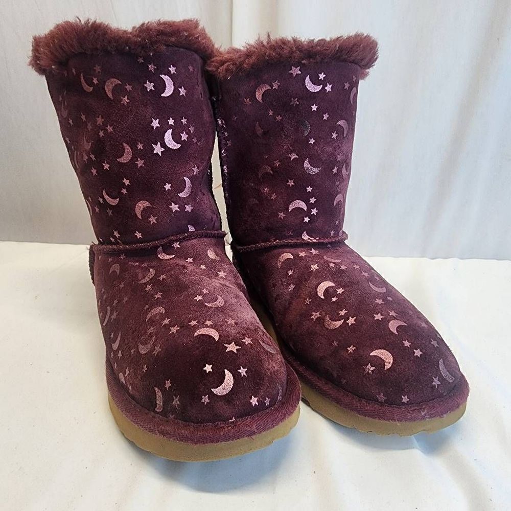 UGG Junior Bailey Bow Moon And Stars Boots Wild Grape Size 4
